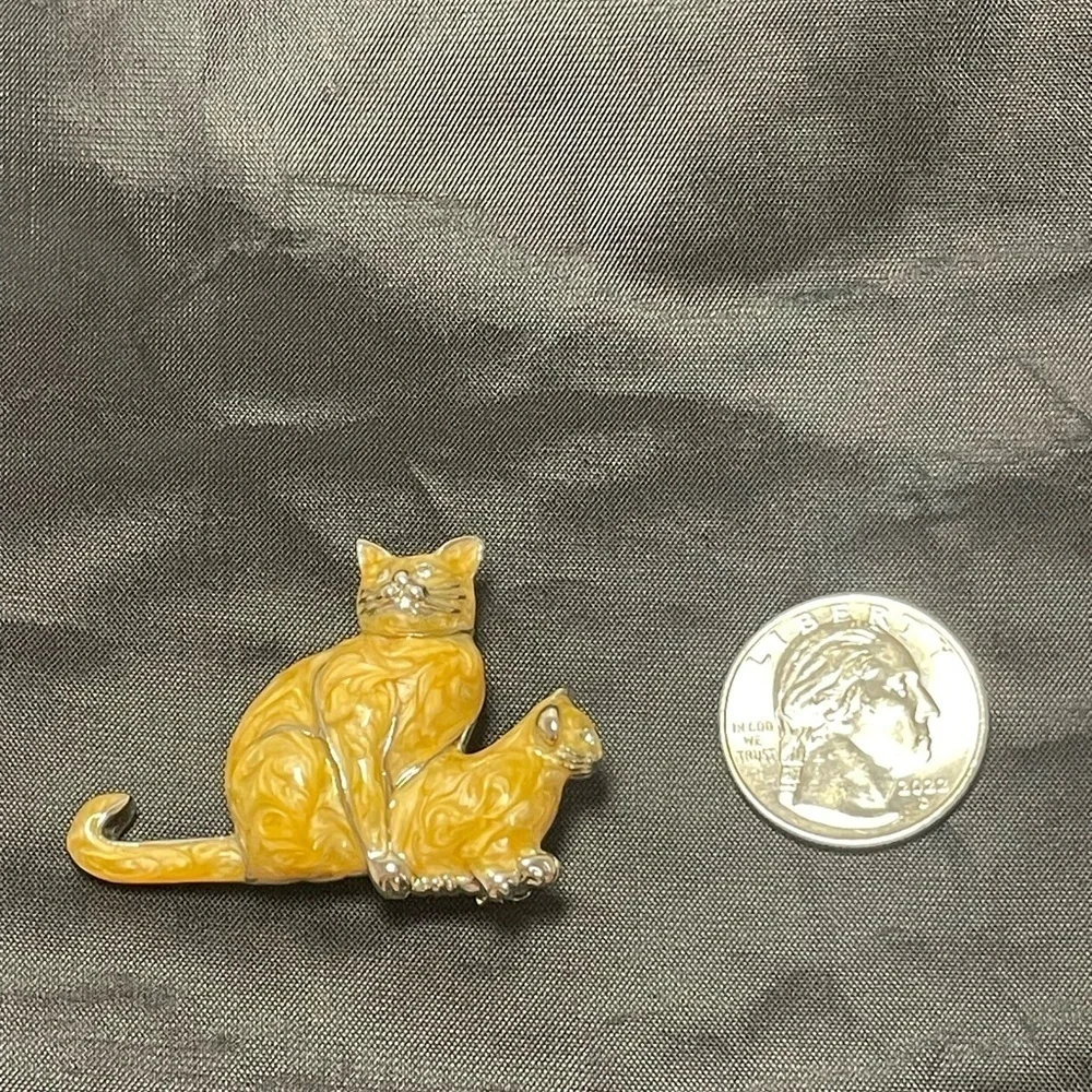 Charming cat with kitten enamel vintage brooch.